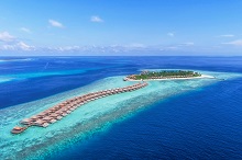 水上ヴィラが建つ長い桟橋